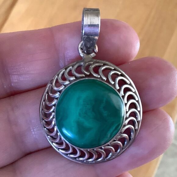 NWOT STERLING SILVER 925 GREEN TURQUOISE ROUND PENDANT - Picture 8 of 10